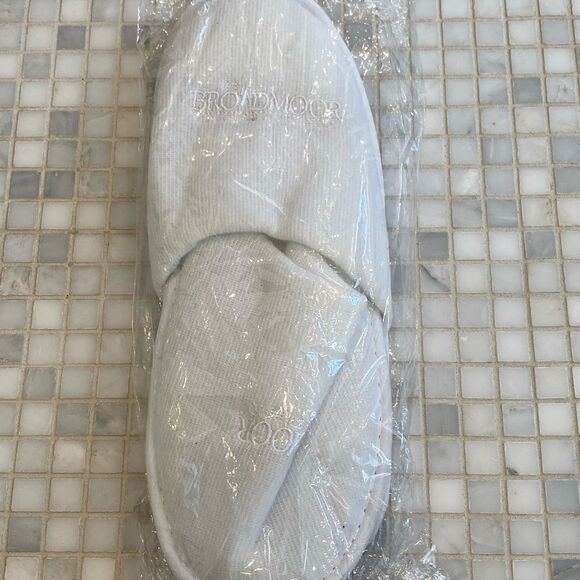 Broadmoor Hotel New White Slippers - Picture 2 of 4